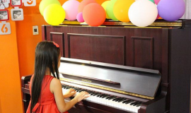 Trẻ nhỏ có nên học chơi piano